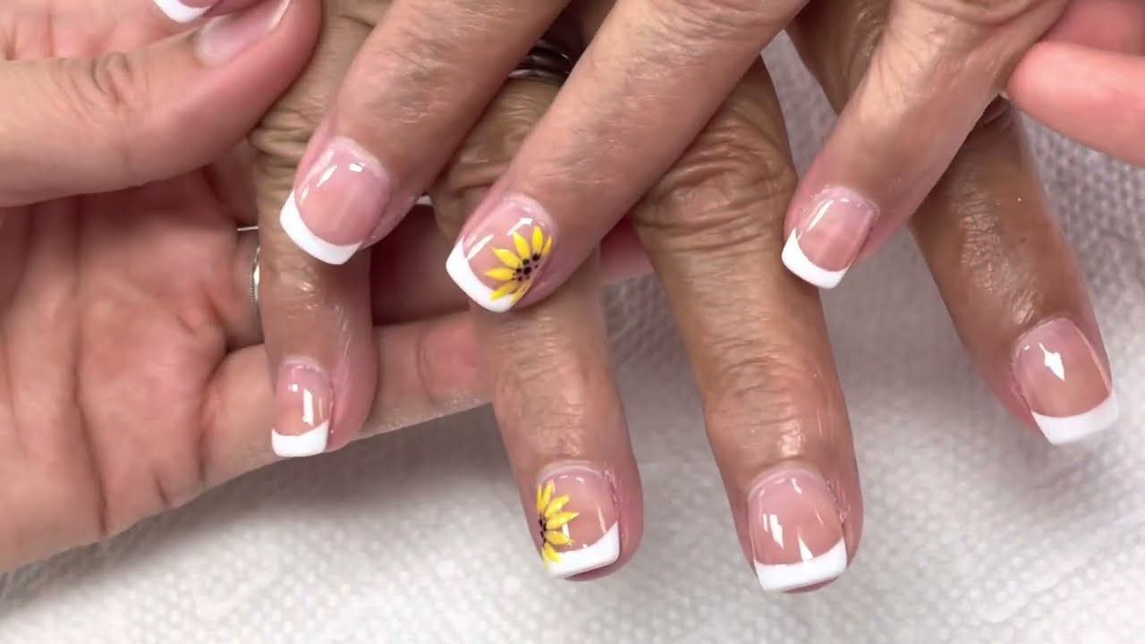 Sunflower nail art design/YouTube Amy Huynh