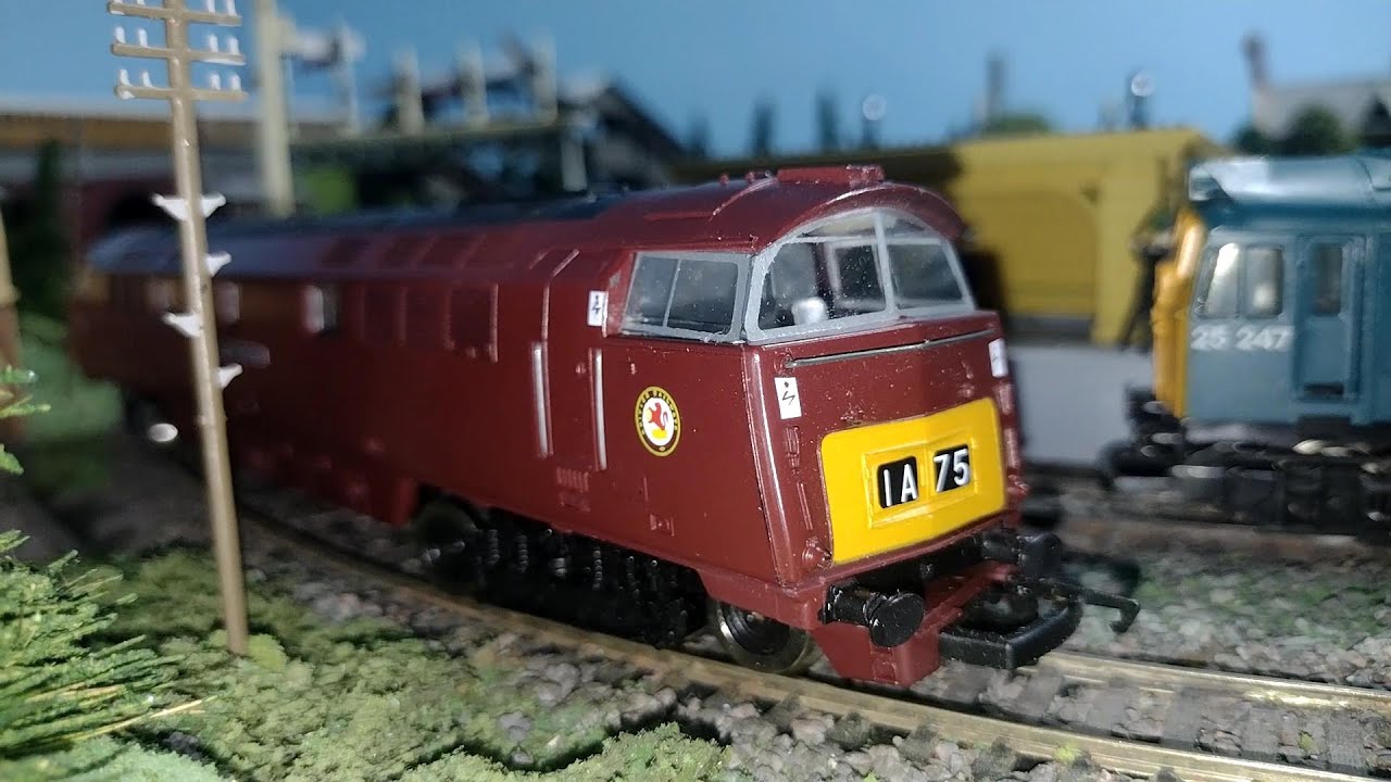 Hornby Railways R352 R368 Western Class 52 Type 4 Diesel Electric Locomotive Western Courier Running