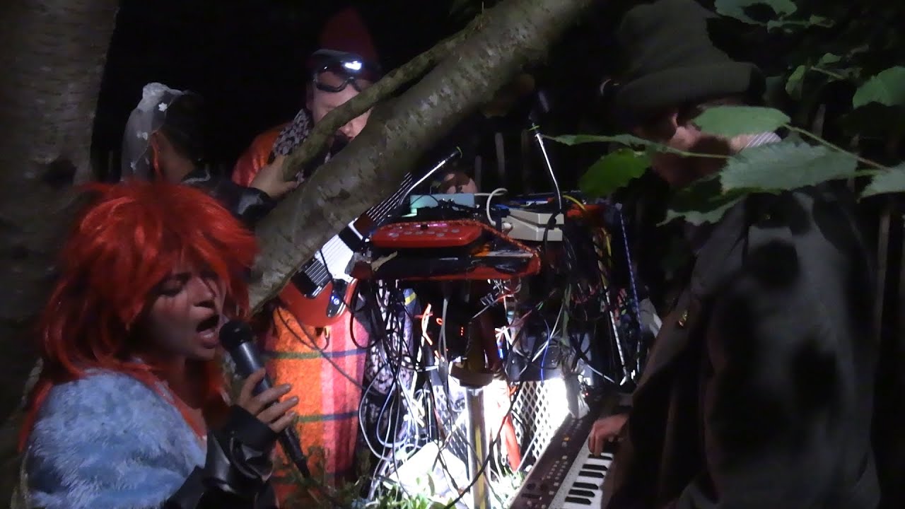 In-Queue entertainment at Underground Piano Bar, Glastonbury 2022
