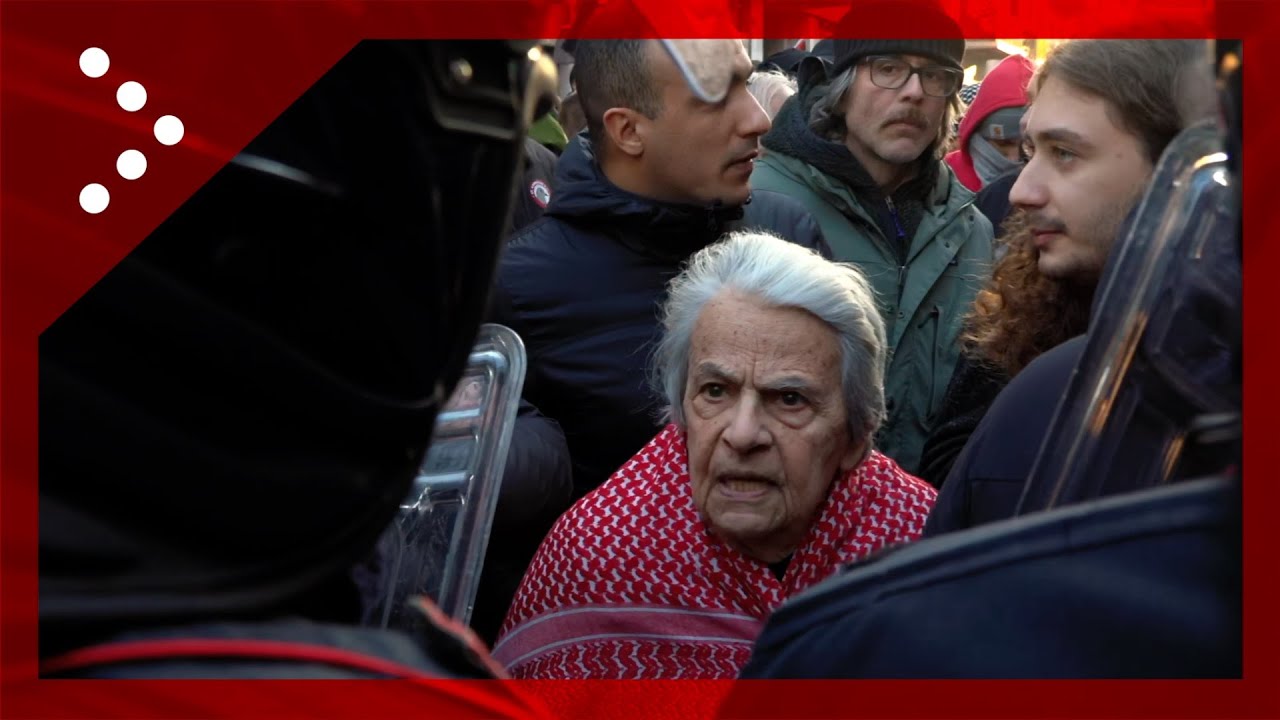 Milano, il dialogo tra un'anziana manifestante un carabiniere alla manifestazione pro Palestina