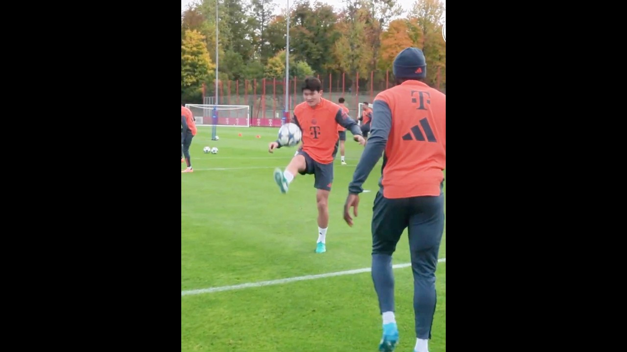 Kim Minjae, Dayot Upamecano and Sacha Boey playing altinha with their shins at Bayern's training