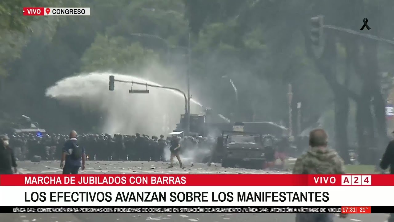 📢 ARDE EL CONGRESO:  INCIDENTES ENTRE BARRAS DE FÚTBOL Y LA POLICÍA EN MARCHA POR JUBILADOS