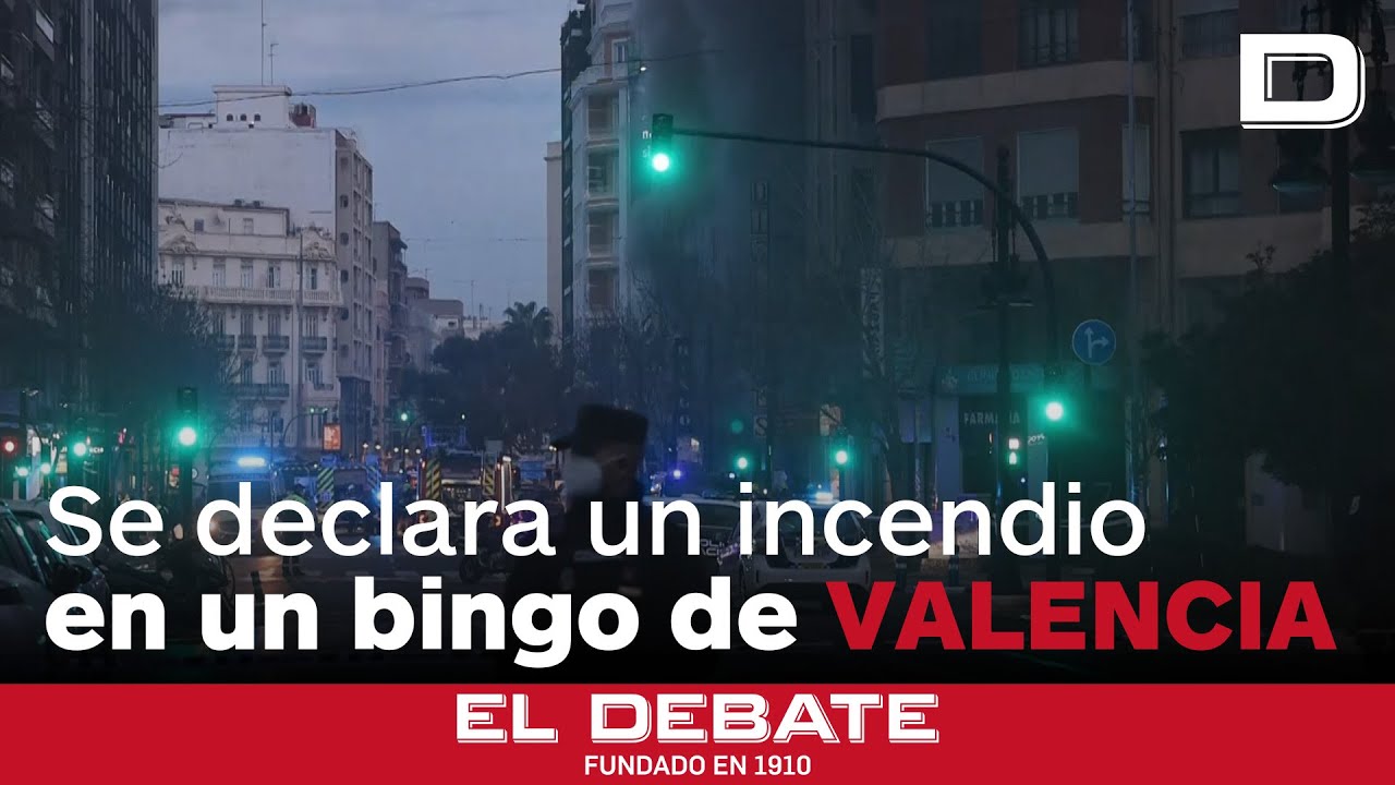 Declarado un incendio en un bingo del centro de Valencia que deja una gran columna de humo