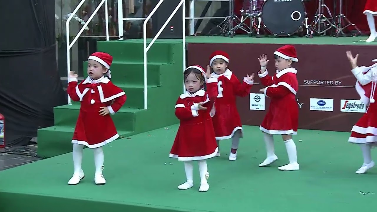 Santa claus is coming to town - CLB Bông Hoa Nhỏ