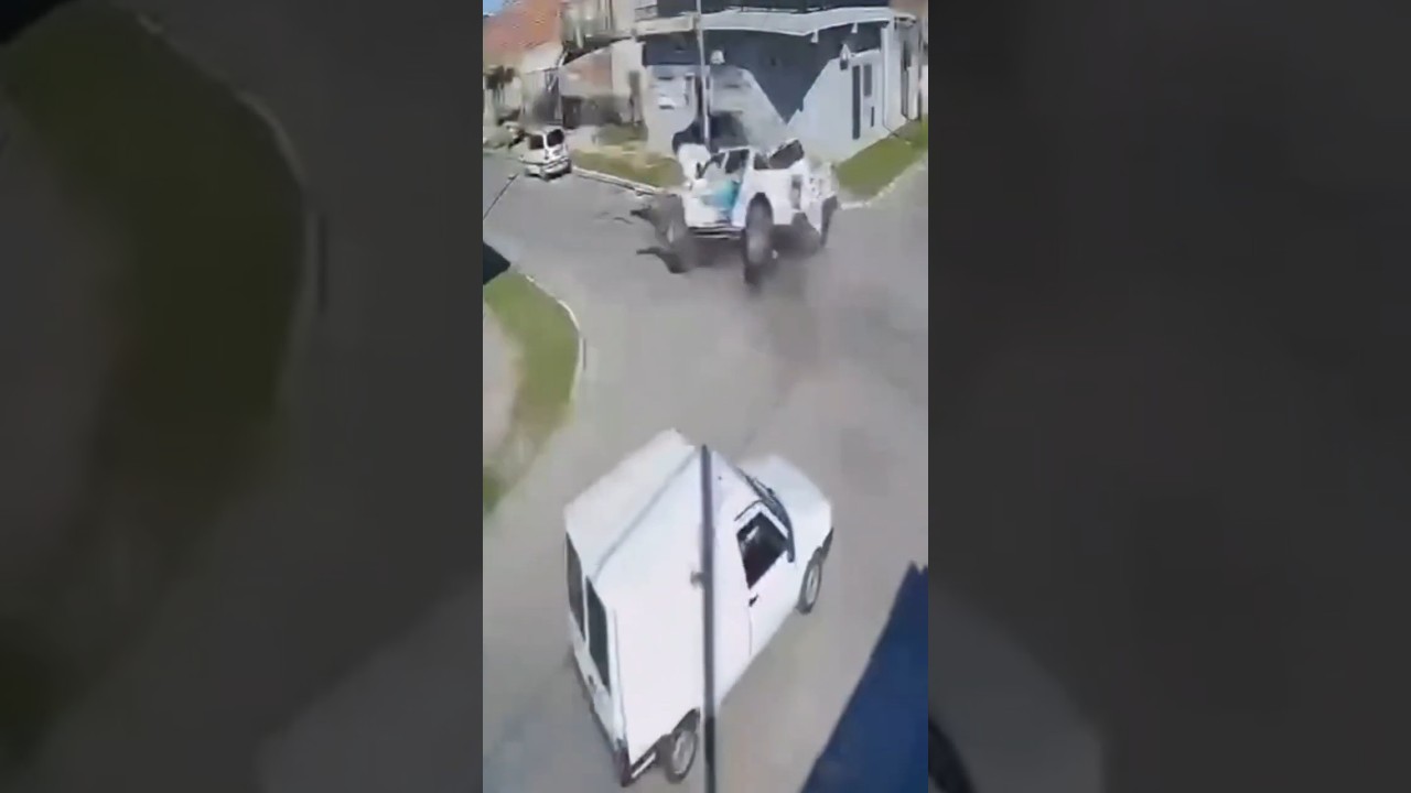 🚓💥Impactante choque entre patrulleros durante una persecuci&oacute;n en La Matanza