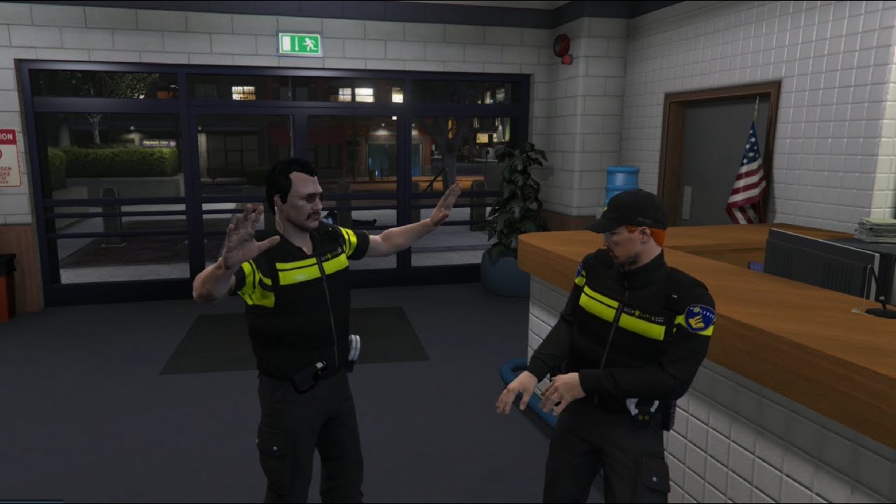 Mahmud Visser zijn eerste dag bij de politie - HOGELICHTEN #44