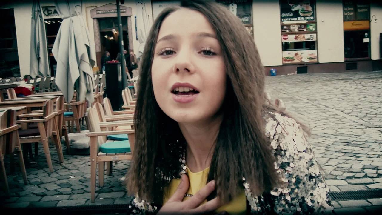 Lisa Banyai - Hei spune tu(Official video)-www.cbmedia.ro