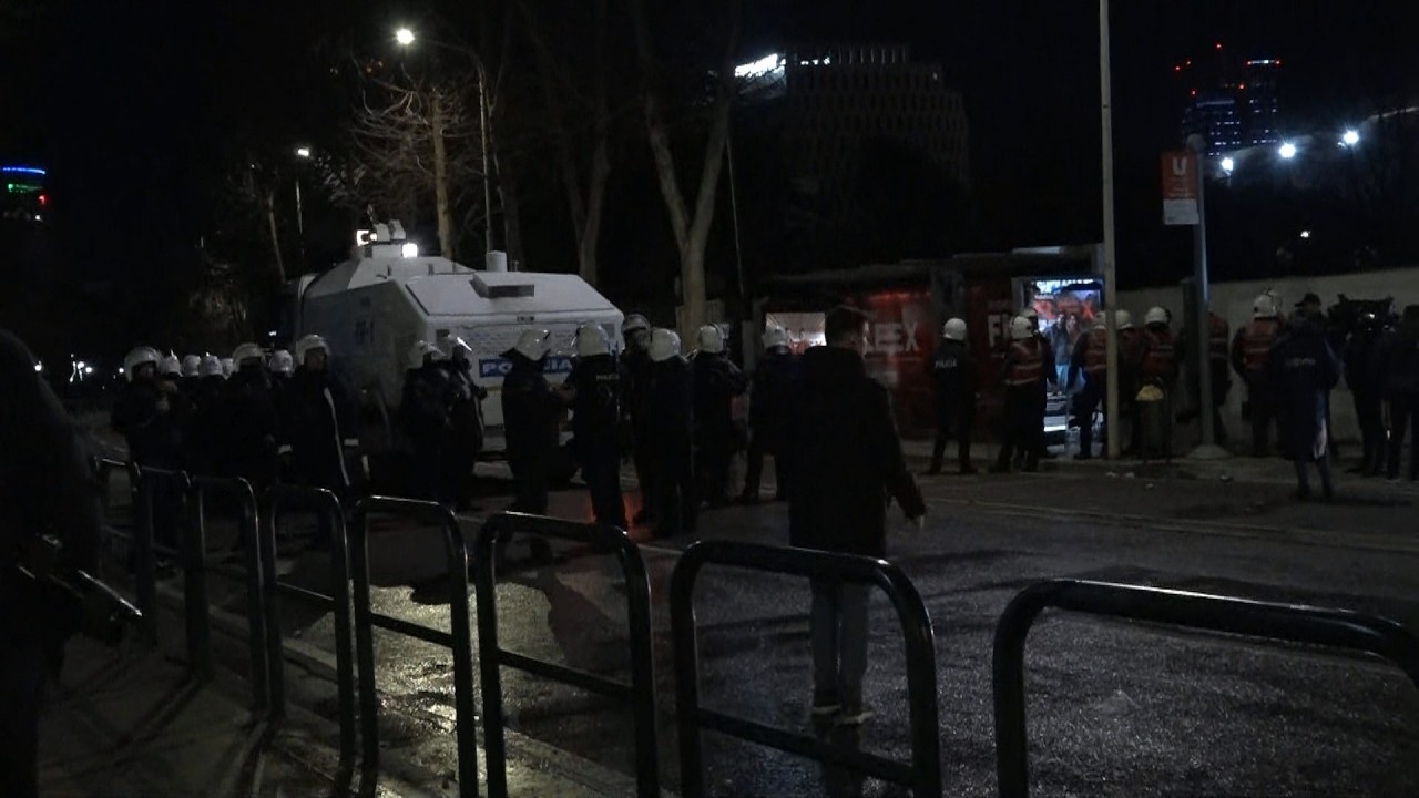Çantat plot me gurë?! Sa protestues janë shoqëruar në komisariat