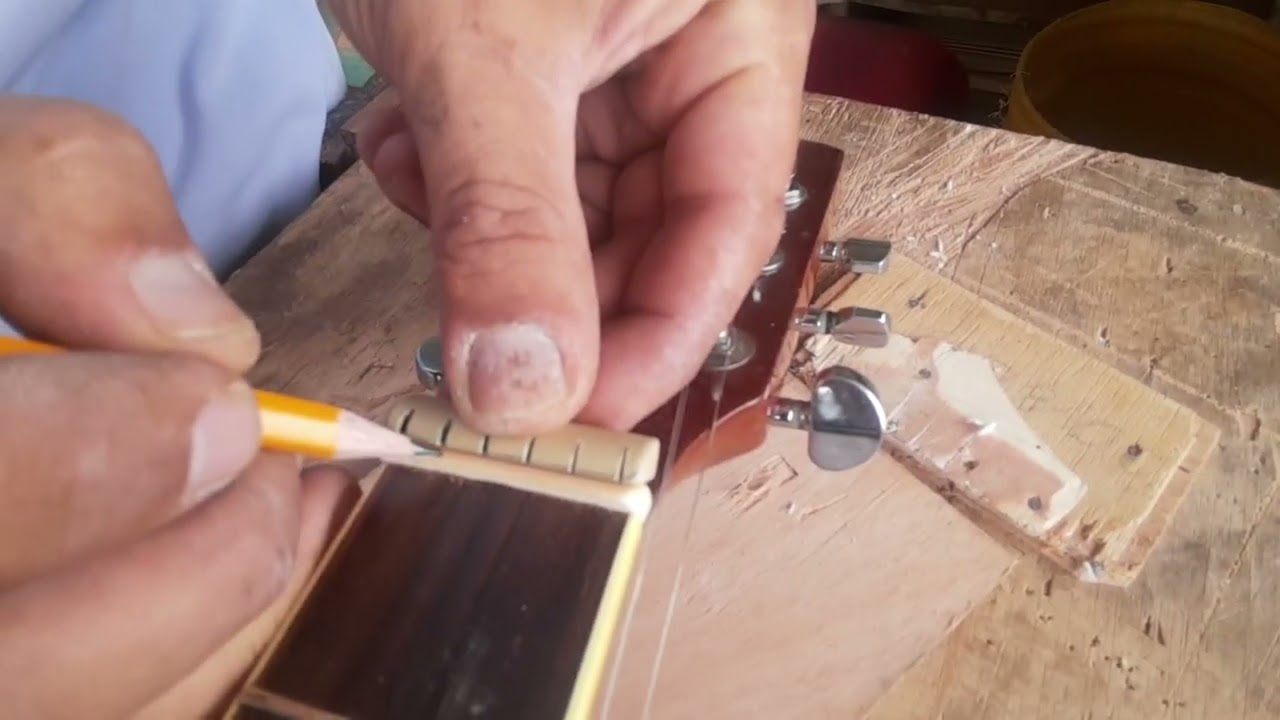 Cómo cambiar la Cejuela y la selleta de mi Guitarra (Bastidas en Sevila Valle)