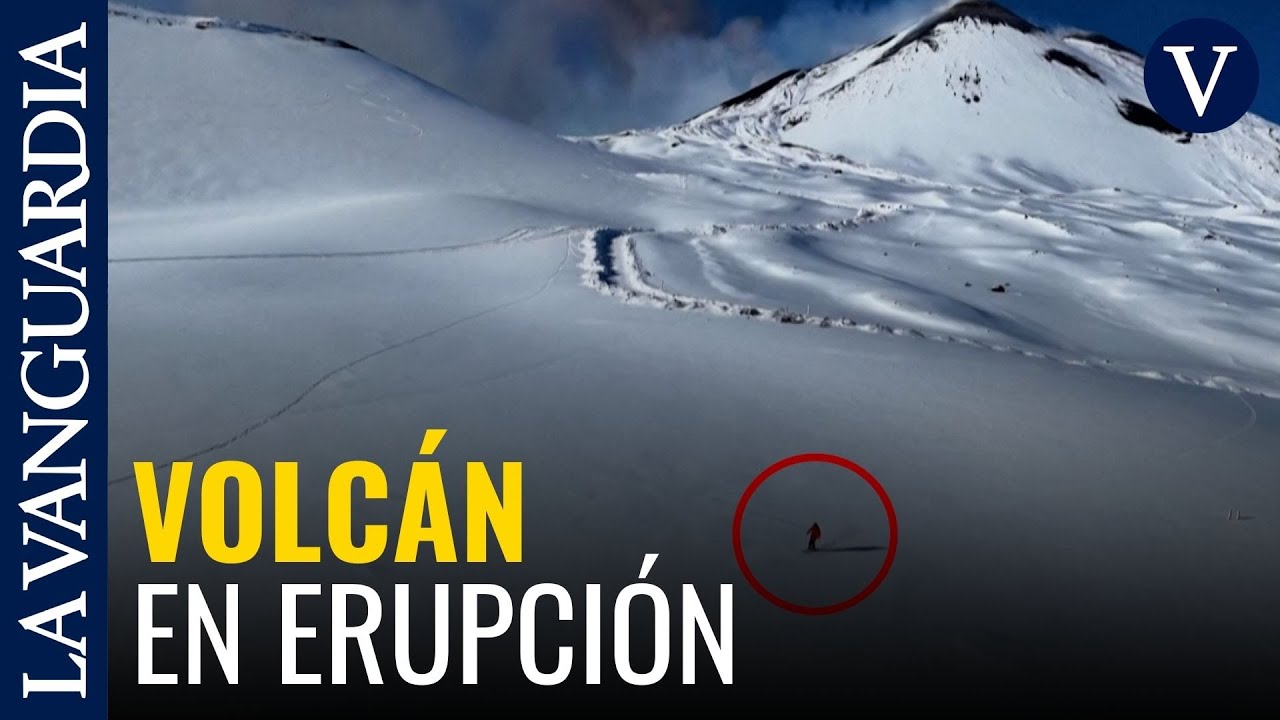 ETNA I Un esquiador desciende el Etna mientras el volcán entra en erupción