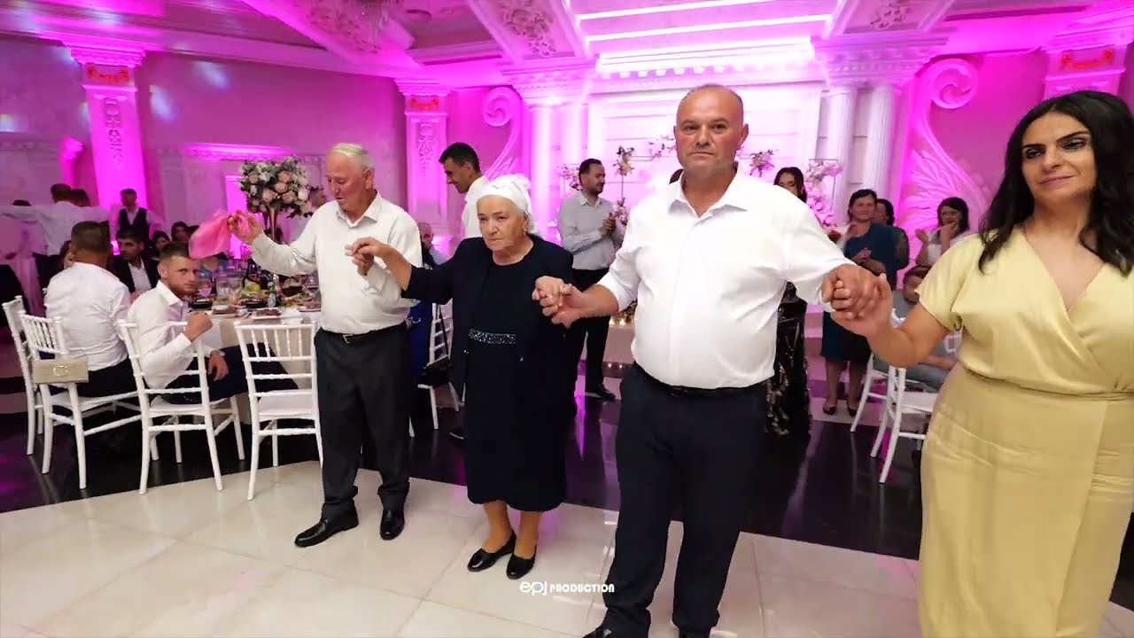 Dasma Dibrane - Dajat dhe Tezet e Zotit te shtepis krijojn super atmosfer ne dasmen e nipit