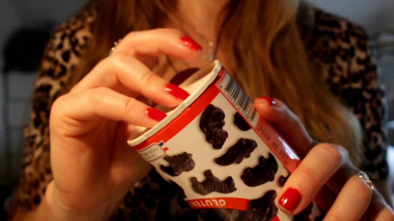 ASMR - Scratching on plastic and cardboard - No Talking