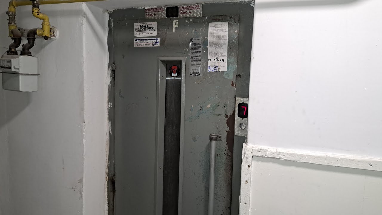 Old grotty IFMA traction elevator @ Strada Vasile Goldiș 16, bl. 20, Sfântu Gheorghe, Romania