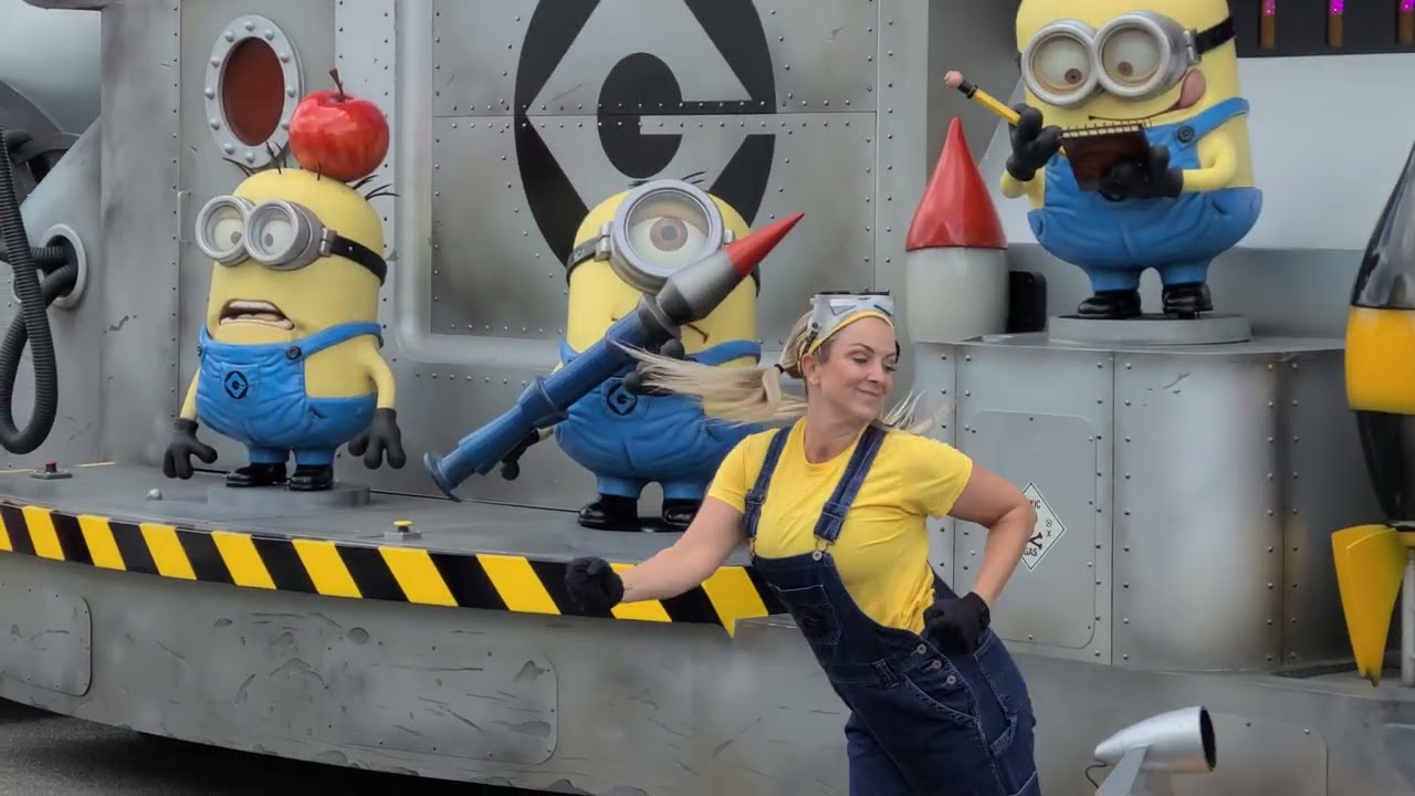 Minions Take Over Universal Studios! Despicable Me Parade Goes BANANAS