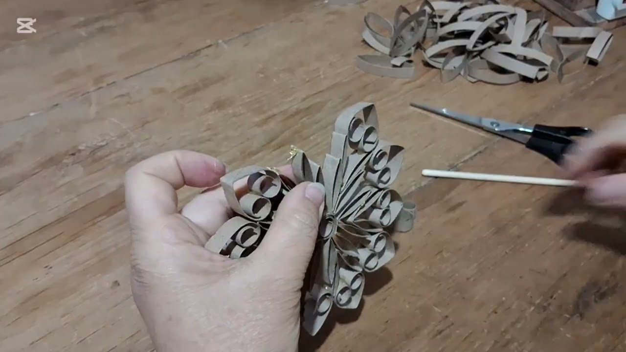 Como hacer filigranas con tubos de papel higi&eacute;nico para crear hermosos mandalas 