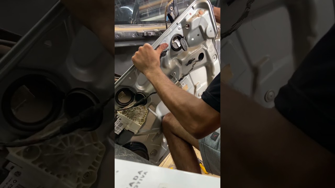 Consertar fechadura golf polo quando precisa empurrar a porta pra abrir defeito parte 3