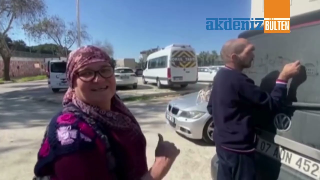 Tozlu araç görünce dayanamıyor, camları sanat eserine dönüştürüyor