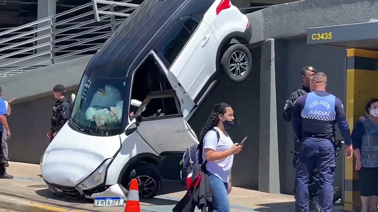 Carro despenca do alto do estacionamento do Tauste em Jundia&iacute;