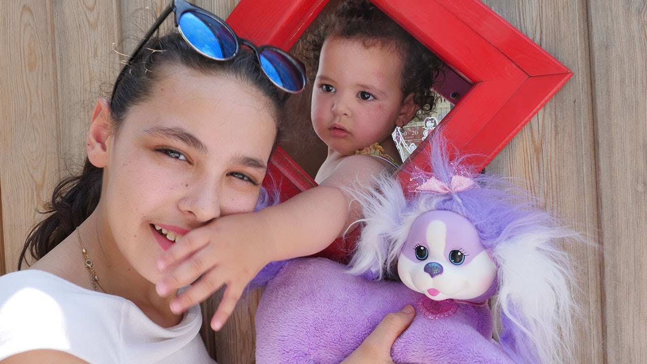 Oyun parkında evcilik oyunları. Abla kardeş oyunu