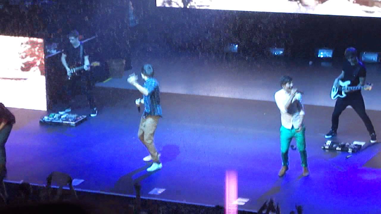 Larry Stylinson Moment (Louis giving Harry fluffy handcuffs)