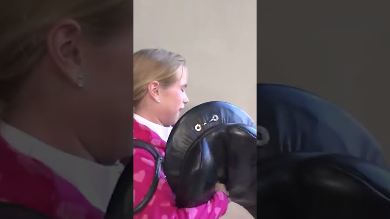 Voorbereidingen voor de wedstrijd: het zadelen van de pony