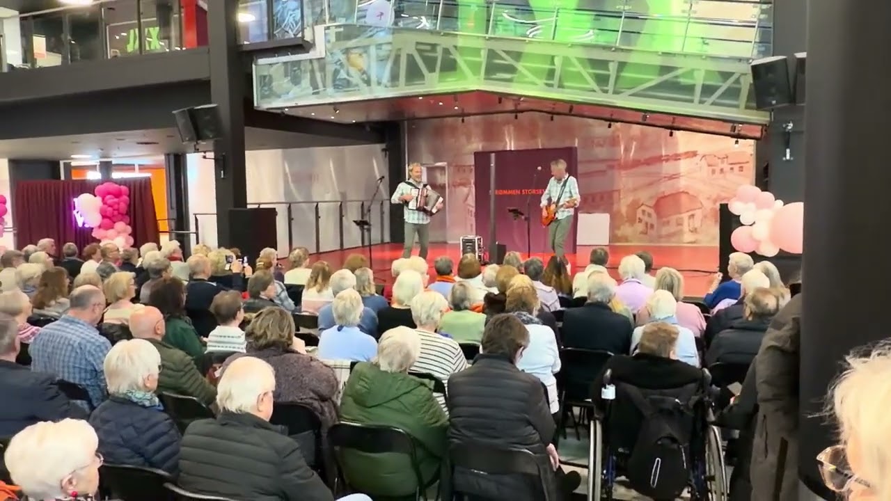 Karoline Kjøs med Musikk Morro m Hans Olav og Odd Arne på Strømmen storsenter 4 2 Dansnytt Bjørn W