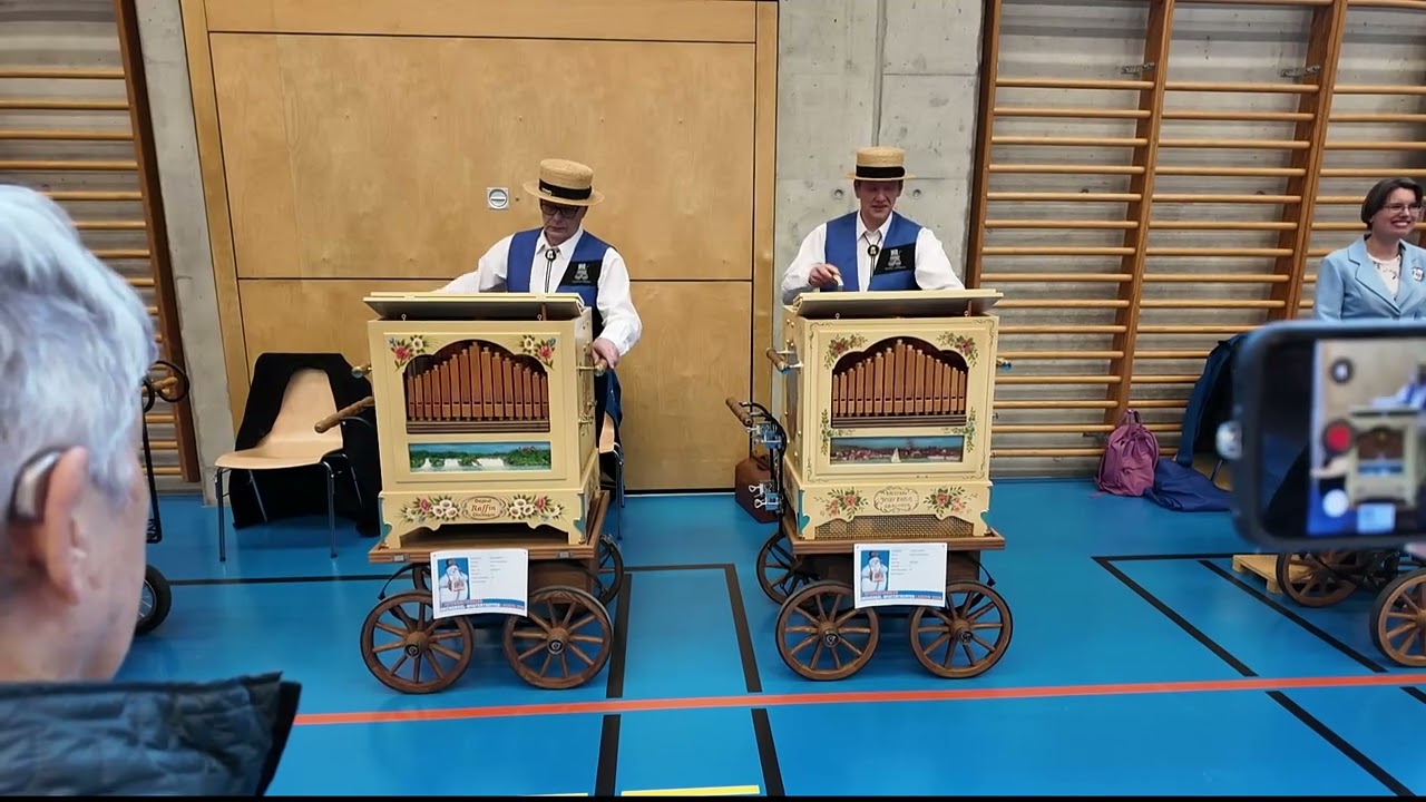 Drehorgel-Duo Markus und Stefan spielen synchron auf zwei Raffin 31er-Drehorgel Tanz der Zaubernoten
