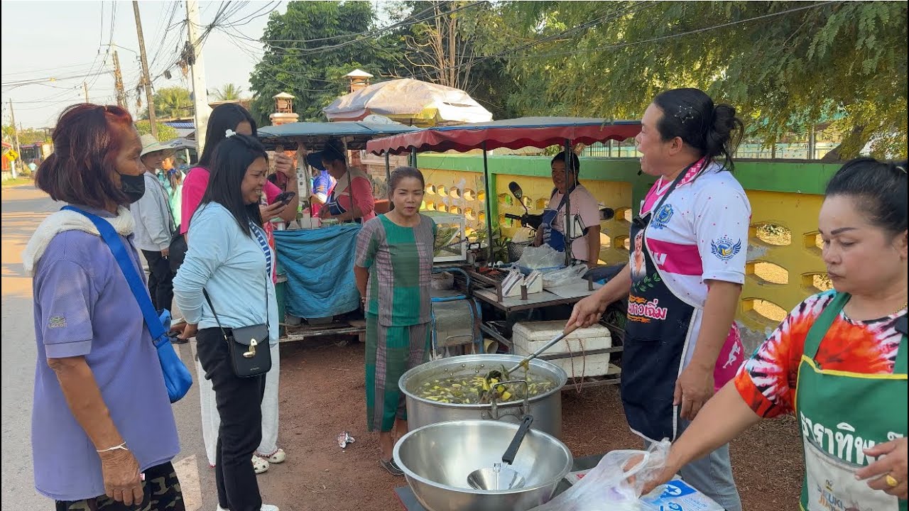 ยังไม่ตั้งร้านลูกค้าก็สั่งจองกันเป็นแถม แกงเห็ดขมเครื่องแน่นๆฝีมือของแม่ หม้อโคตรใหญ่