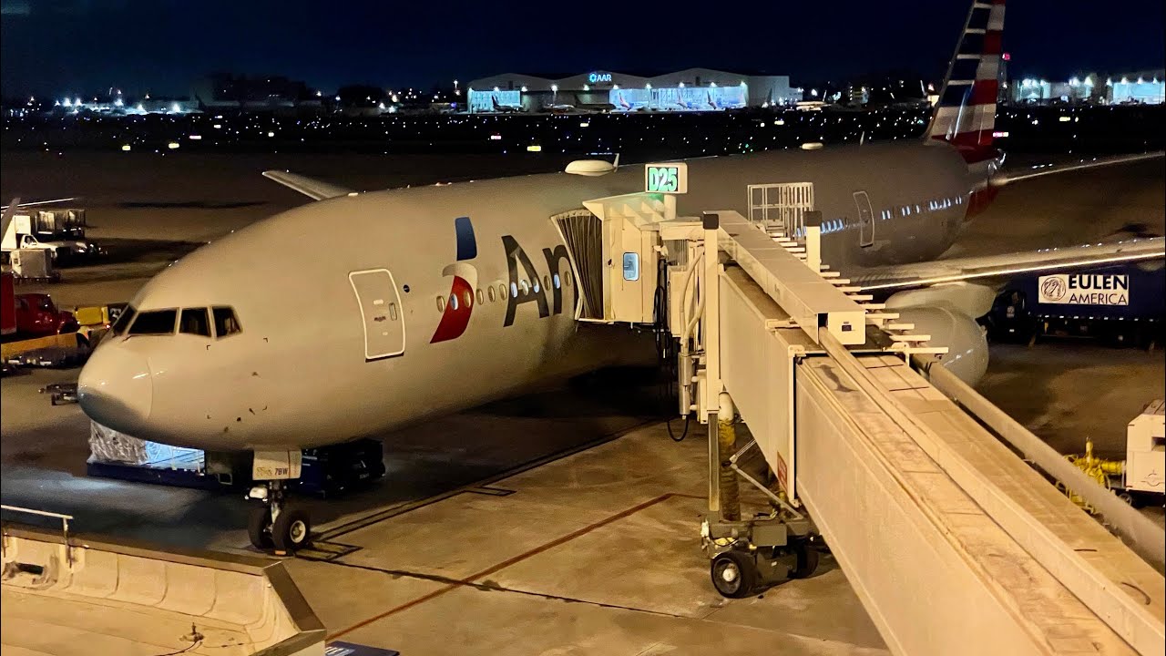 4K American Airlines Boeing 777-200ER Night Landing at Miami Intl. Airport