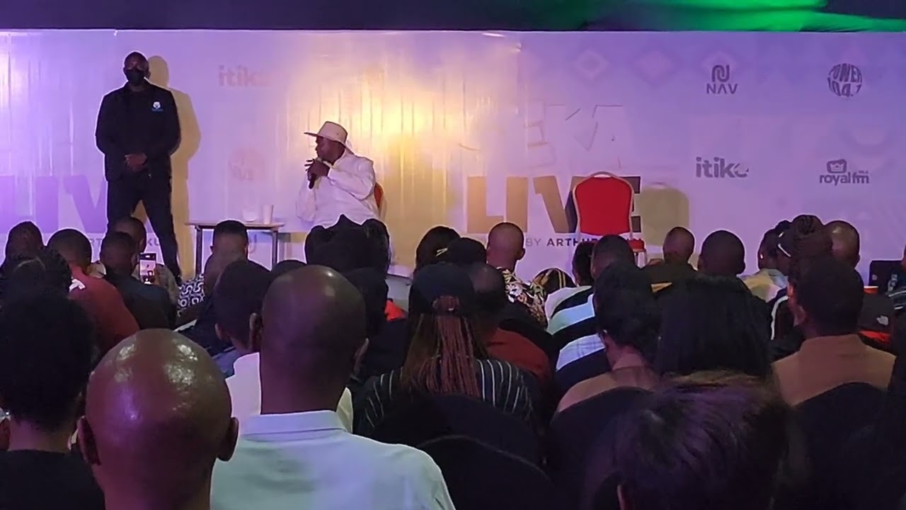 Учитель Мпамир в роли президента Мусевени в комедийном шоу Kigali Seka Live
