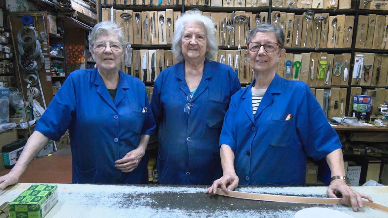 María, Pepa y Alicia echan el cierre a la ferretería más antigua de Madrid