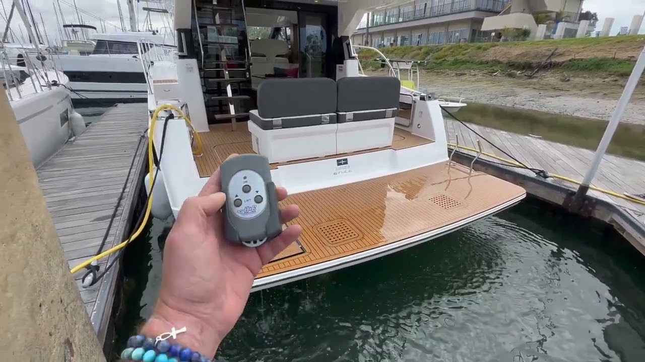 Bavaria Virtess 420 Powerboat Features, Hydraulic Swim Platform, Video feed, Adjustable Seating