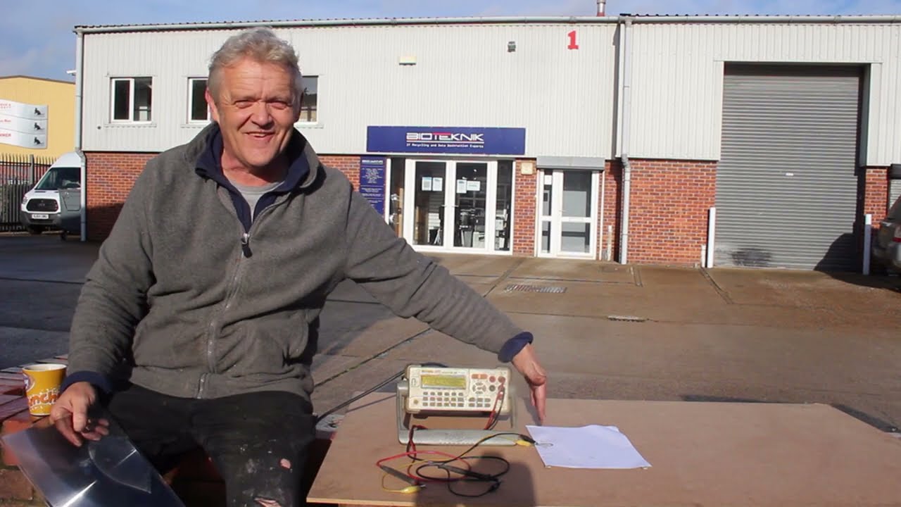 1721 A DIY Solar Cell Made From A Pencil And A Bit Of Paper