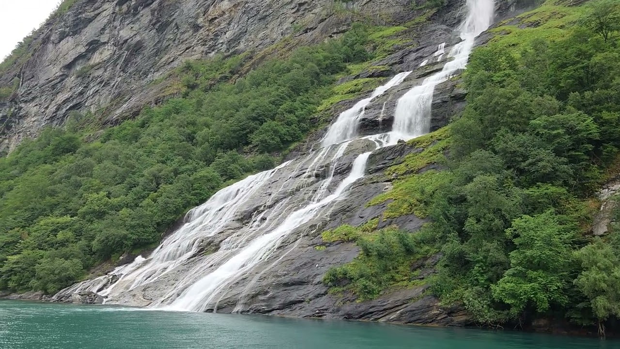 Da Hellesylt a Geiranger  in traghetto - Fiordi Norvegesi