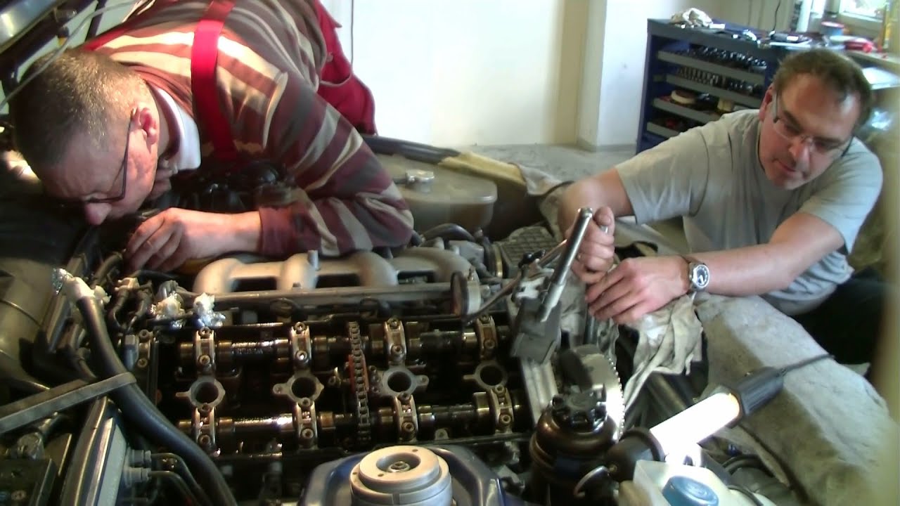 Adjusting the timing of a Porsche 944 S2