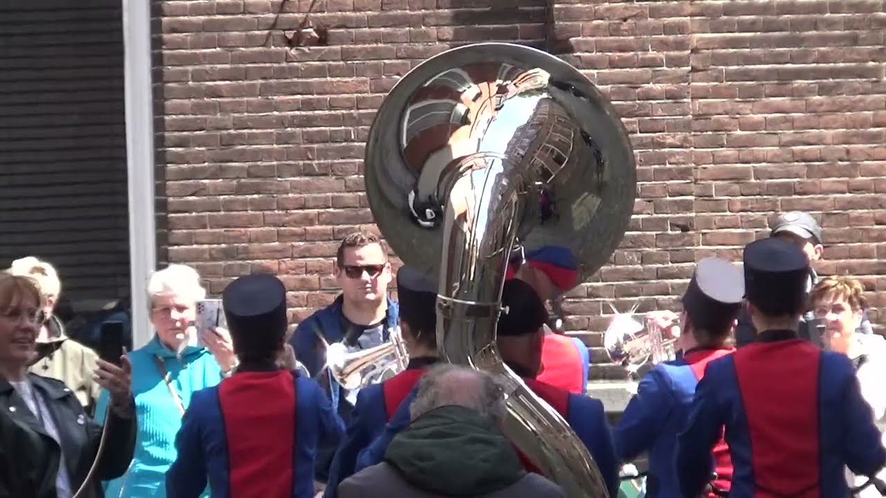 Impressie van een heel erg winderige streetparade s' Hertogenbosch 2024