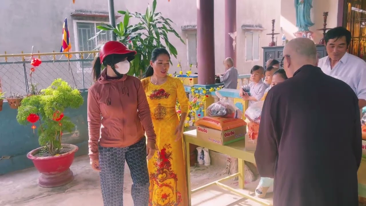 Phát quà cho bà con đón Tết 2026