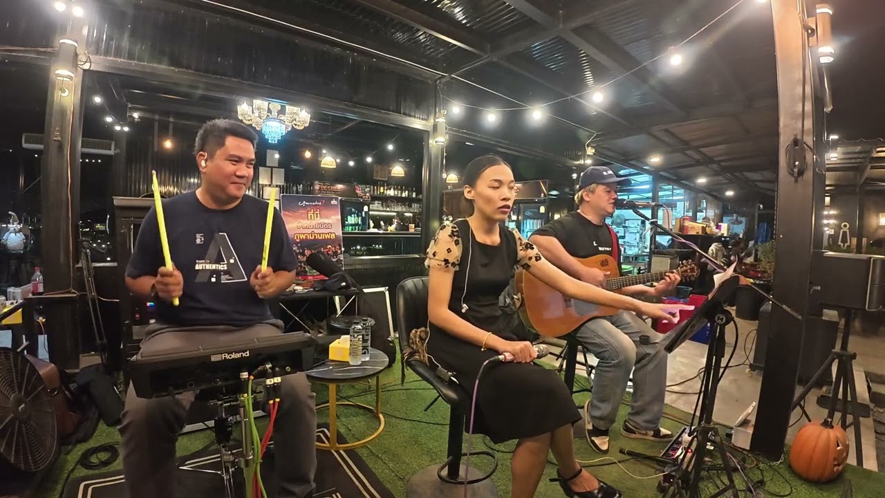 ดนตรีสดฟังยาวๆ ฟังเพลินเดินทางกลับบ้าน....ช่วงปีใหม่ วงดนตรี ร้านฮักผาม่าน by Hug Music
