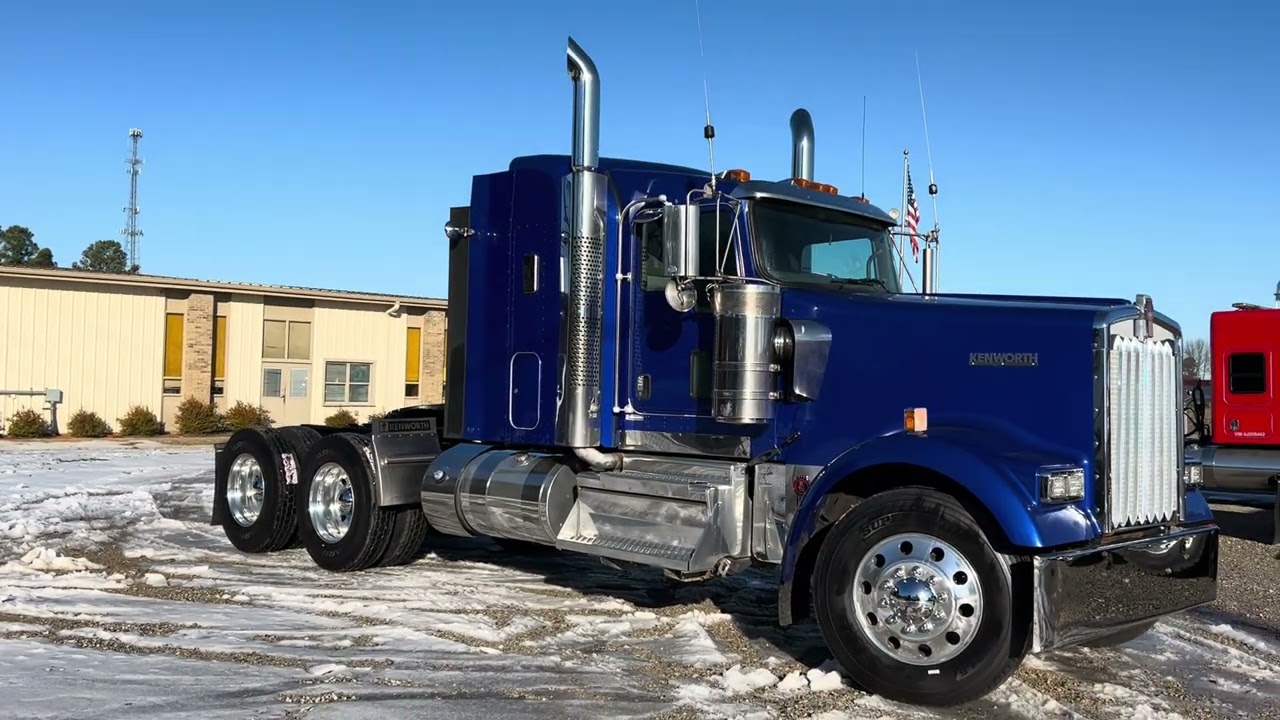 Kenworth W900L с плоской крышей, 2020 год выпуска.