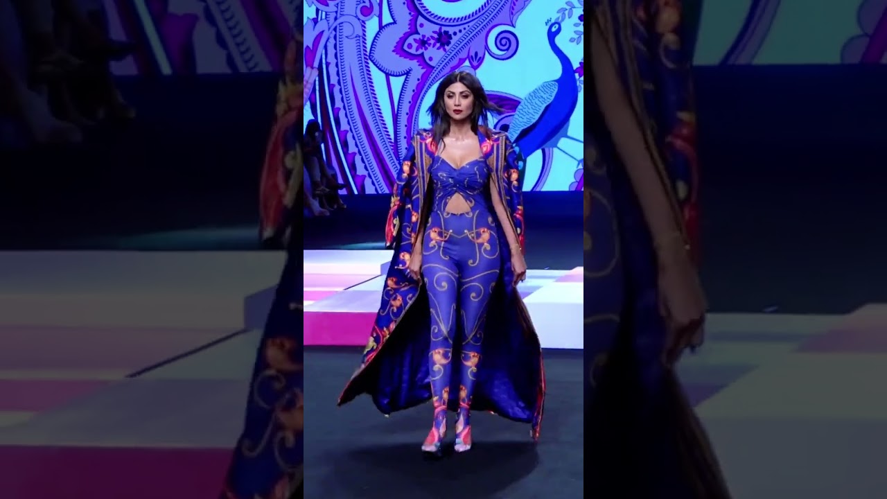 Shilpa Shetty in stunning outfit walk on ramp at Lakme Fashion week2023