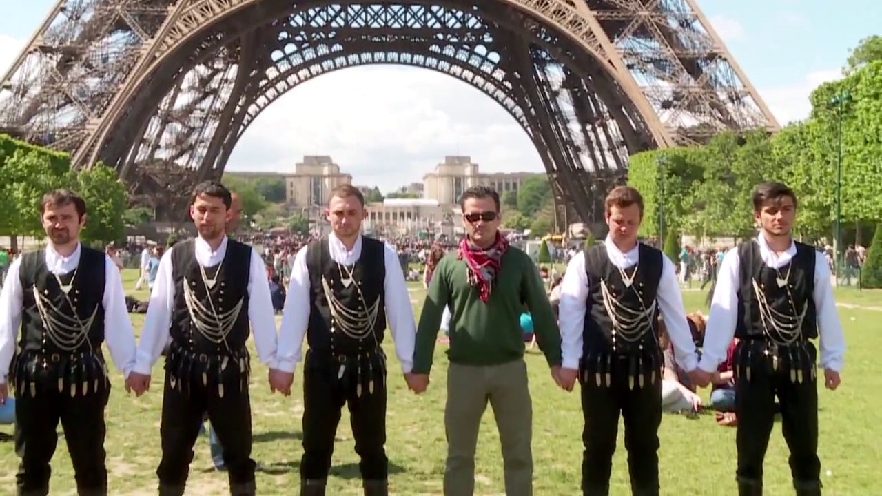 akçaabatder.org Paris'de EYFEL Kulesinde Horon SHOW...