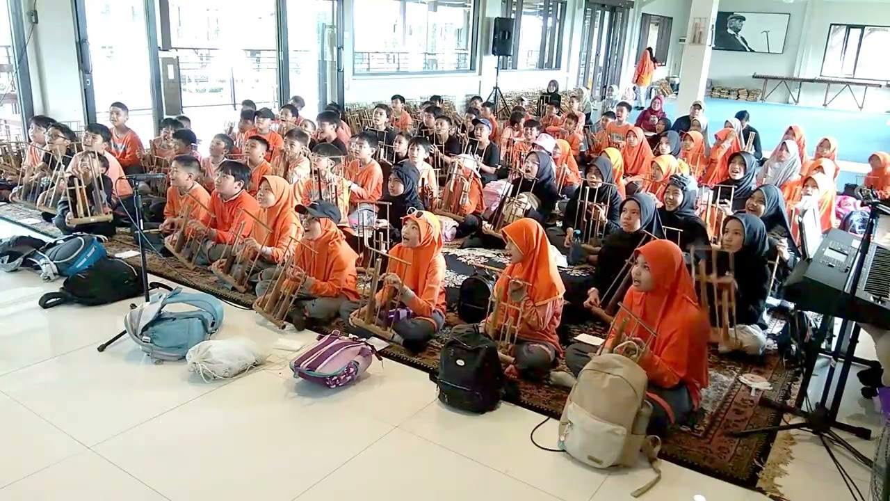 SDIT Al Fajar Bandung Bermain #Angklung di Bale Seni Barli   #Kotabaruparahyangan