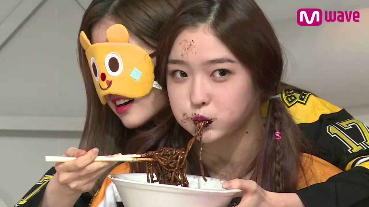 DIA Members Feed Each Other Jajangmyeon Blindfolded [MEET&GREET]