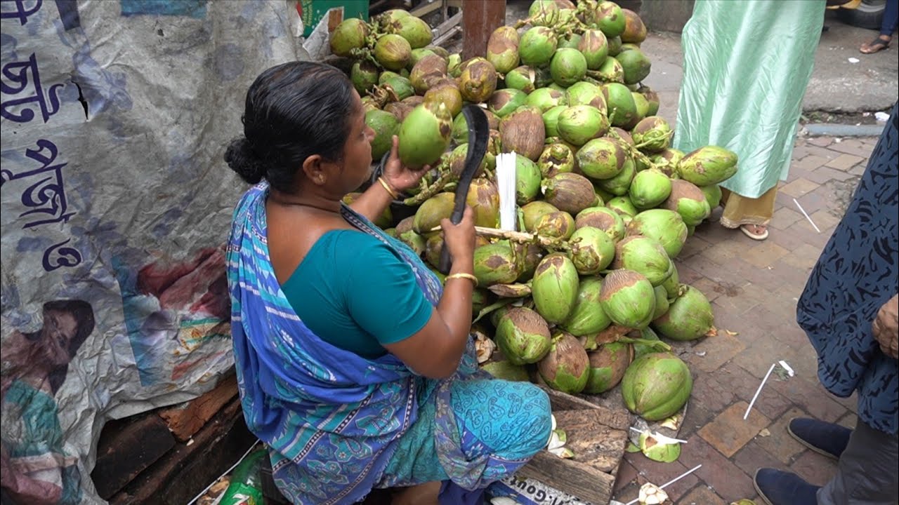 Hard Working Women Sell 1000 Coconut Every Day For Family | Indian Street Food