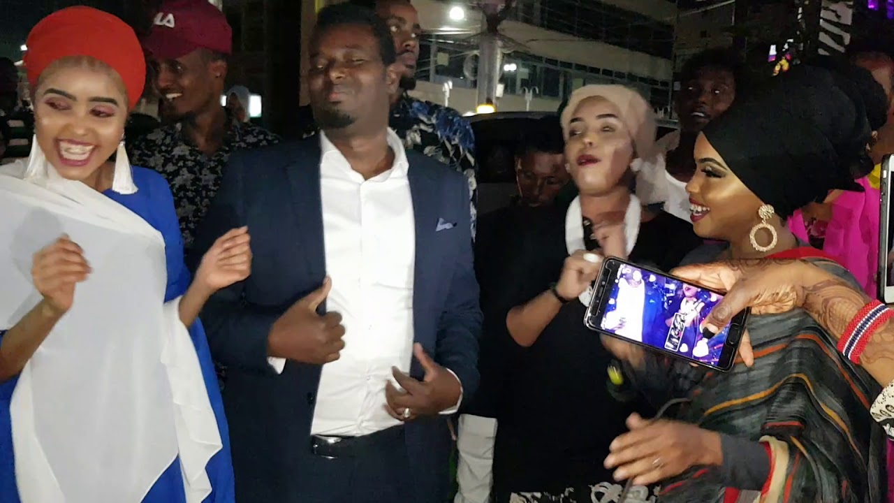 Xafladii Qaali Ladan u sameysay Dahir Alasow iyo heesteey u qaaday