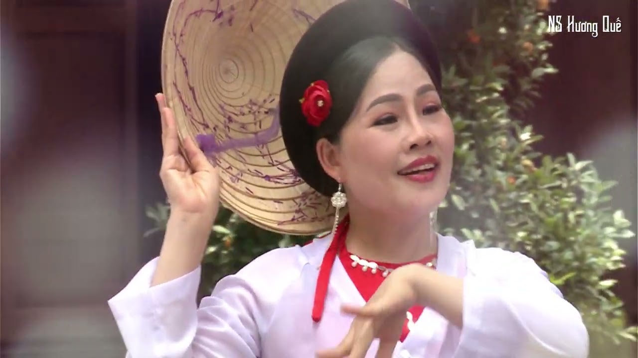 Lới lơ lời cổ. Nghệ sĩ Hương Quế thể hiện tại chùa Tảo Sách, Tây Hồ, Hà Nội, Việt Nam. 22/5/2022.