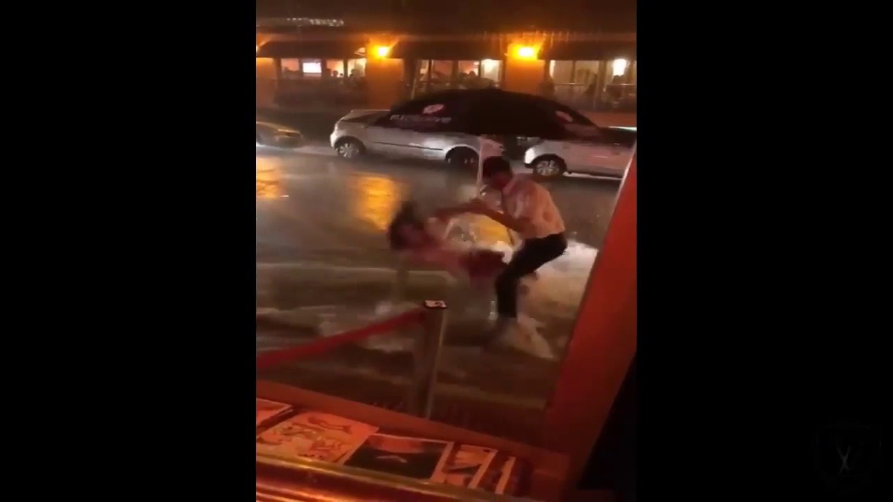 Mulher Leva Tombo na Enxurrada em Restaurante de Luxo (PARIS 6 SP) ! 17/01/2017 MUITO ENGRA&Ccedil;ADO