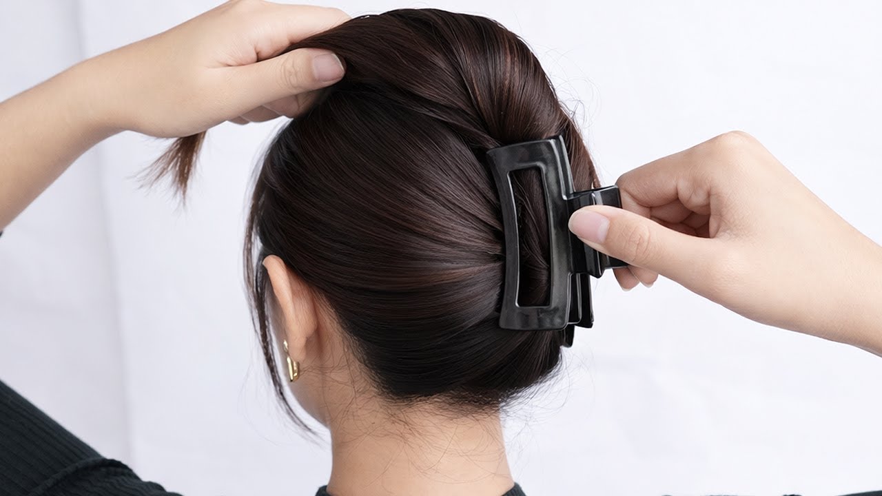 Easy No-Heat Claw Clip Hairstyle for Ladies