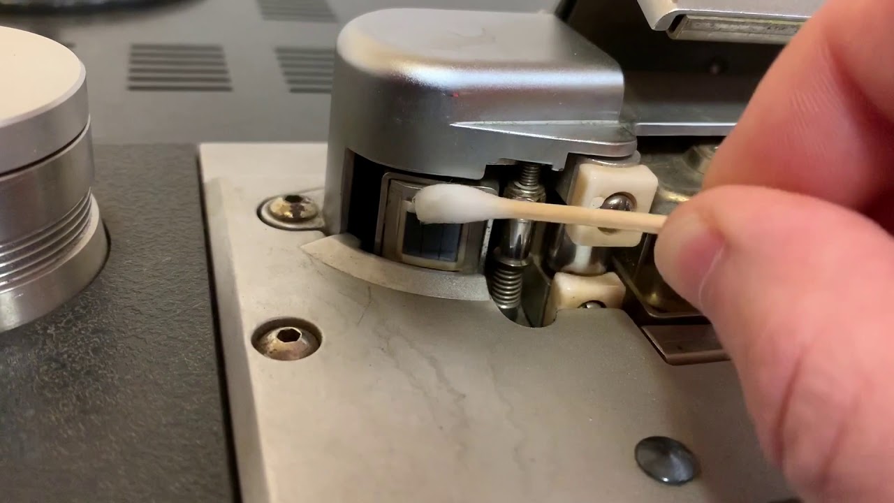 Cleaning the tape heads on a Studer A810