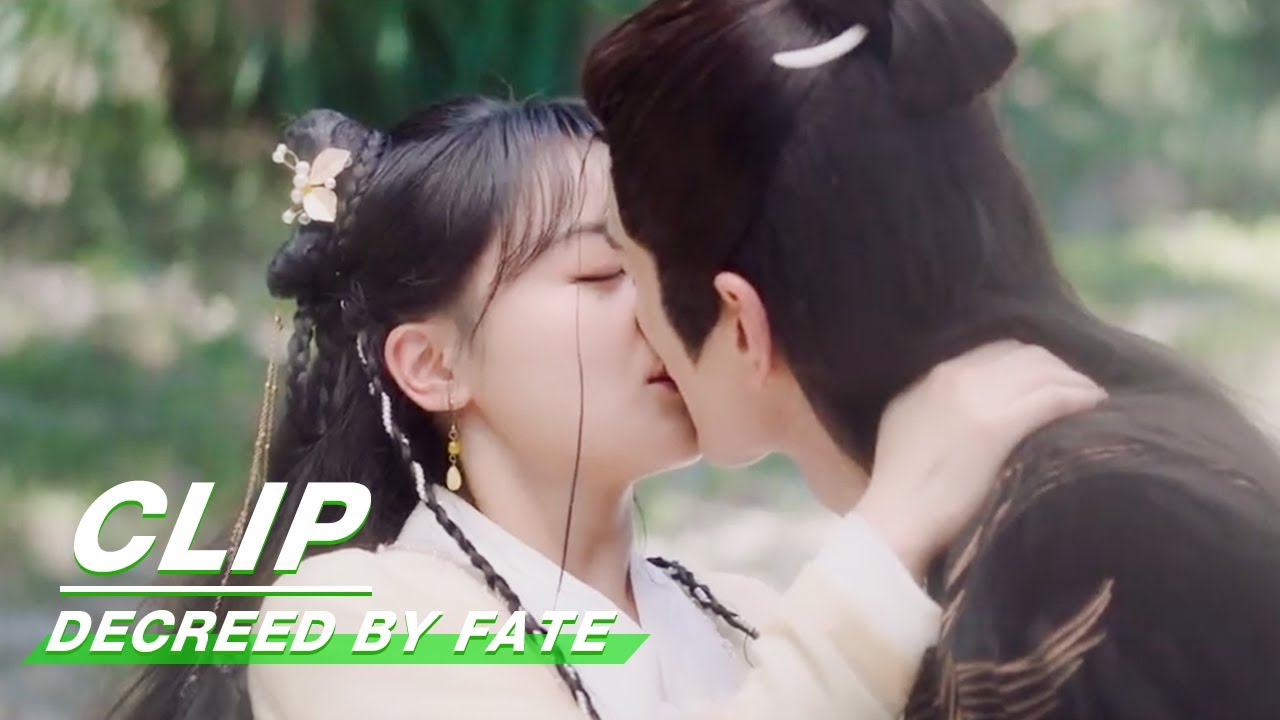 Clip: Tingxiao Gives Rong Er a Kiss | Decreed by Fate EP10 | 千金难逃 | iQiyi